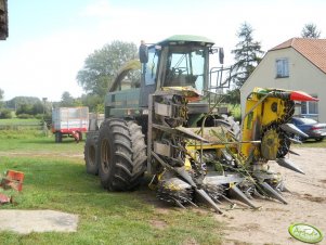 John Deere 6810