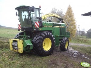 John Deere 6810