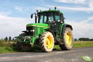 John Deere 6810