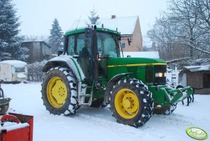 John Deere 6810