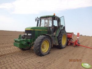 John Deere 6810