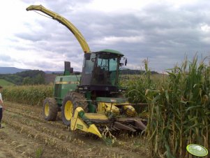 John Deere 6810