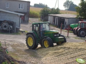 John Deere 6810 