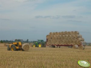 John Deere 6820 + Przyczepa do bel oraz JCB 