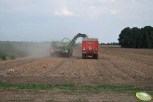 John Deere 6820 + zbieracz do cebuli & John Deere 7810 +