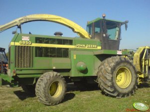 John Deere 6850