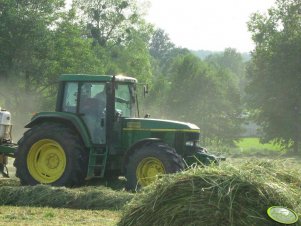 John Deere 6910