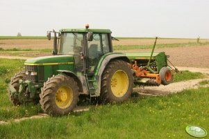 John Deere 6910