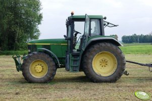 John Deere 6910