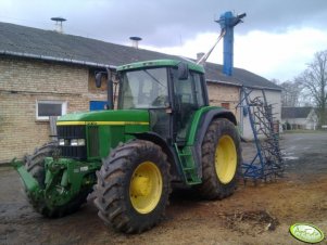 John Deere 6910