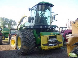 John Deere 6910