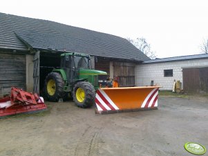 John Deere 7700 z pługiem do śniegu