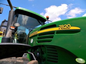 John Deere 7820