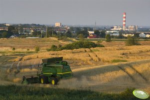 John Deere T670