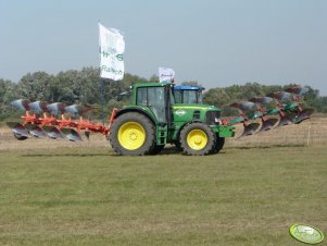 John Deere z pługami