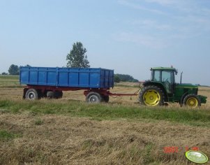 John Deere z przyczepą