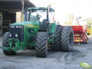 John Deere z siewnikiem