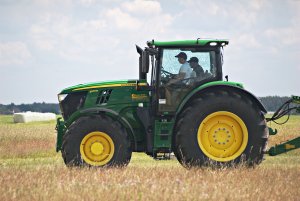 John Deere 6215R