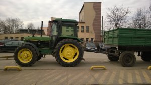 John Deere z przyczepami