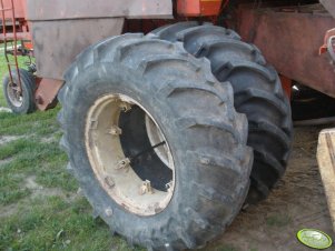 Koła bliżniacze w kombajnie bizon zo 56