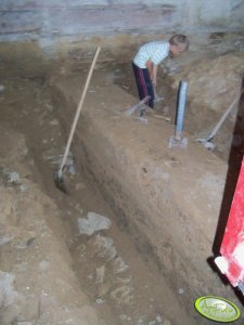 Kopanie kanału w garażu.