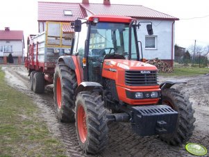 Kubota ME8200 z rozrzutnikiem