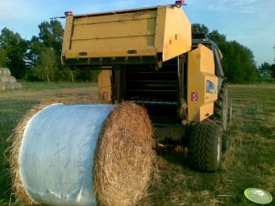 New Holland BR560