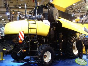 New Holland CR 9080 Elevation