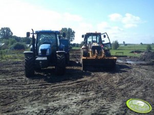 New Holland T6070 Plus + Bss Brandys obok CAT 434 Premier