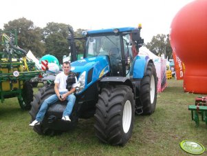 New Holland T7040