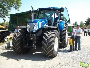 New Holland T7070