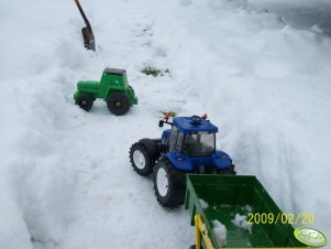 New Holland T8040+przyczepa i URSUS