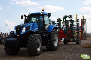 New Holland T8.390 z broną talerzową Unia