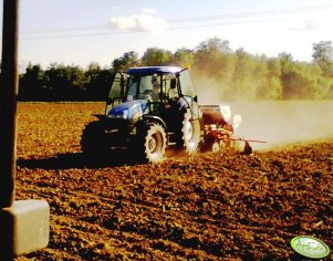 NH TD5040 + Kuhn Maxima 