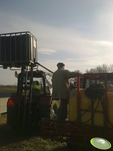 Polowe tankowanie opryskiwacza.