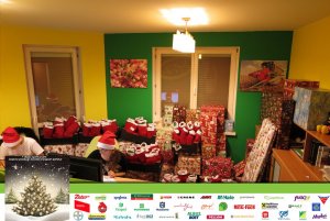 Pomocnicy Mikołaja pakują prezenty