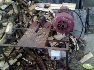 Rębak do pieńków drzewa