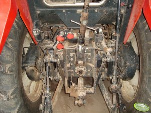 Siłowniki wspomagające w Zetorze 7745