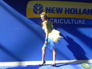 Stoisko New Holland - bodypainting 