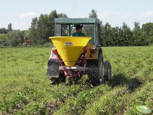 Ursus C-330 + Rozsiewacz nawozów 