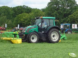 Valtra N111 i zestaw kosiarek Samaszu