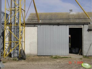 Wiata na kosz zasypowy i wyciag kubełkowy obok