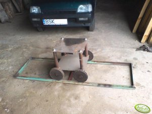 Wózek do rozpoławiania ciągnika.