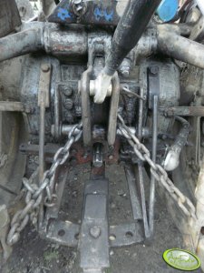 Wzmocniony zaczep i regulowane uchwyty do mocowania wałka w C-4011