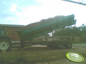 Z tego co wiem to mieści blisko 20 ton ziemniaka.