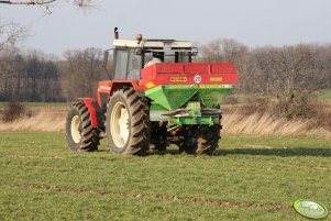 Zetor 10245 rozsiewa saletrę na jęczmieniu