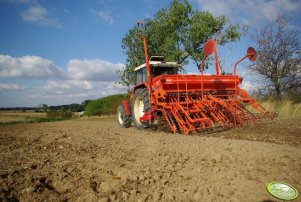 Zetor 10245 z zestawem uprawowo-siewnym Agrodan + Kuhn-Nodet