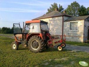 Zetor 3320 + przewracarka taśmowa.