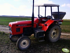 Zetor 5011 + rozsiewacz 