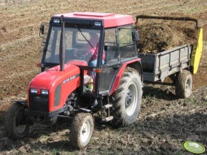 Zetor 5320 z rozrzutnikiem